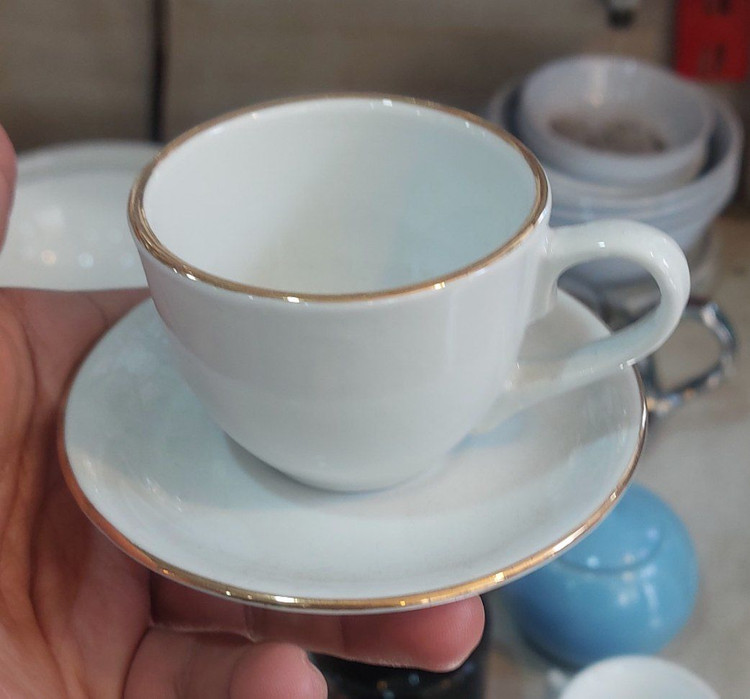 فنجان و نعلبکی چینی طرح لب طلایی با جعبه مناسب کادو